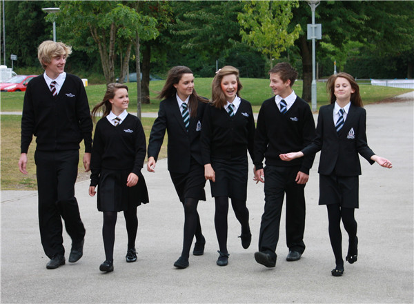 7月5日电】英国越来越多的学校禁止女生在校穿裙子,并引入中性的校服